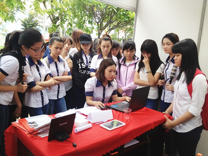 Rất đông sinh viên tìm đến các ngày hội giới thiệu việc làm  /// Ảnh: Lê Thanh