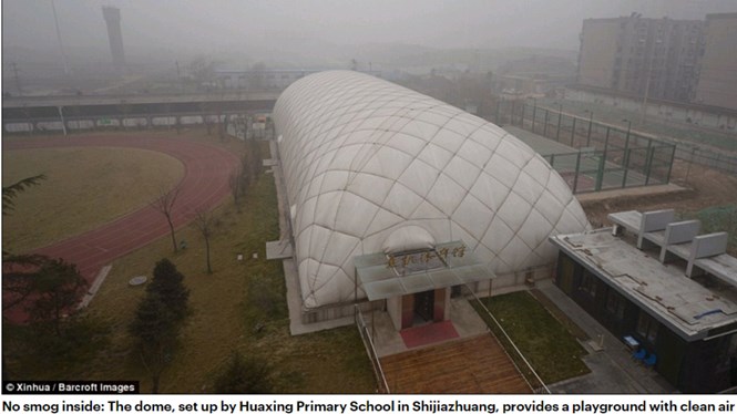 Khói mù ô nhiễm bao phủ bên ngoài phòng tập của trường tiểu học Hoa Tinh, Trung Quốc /// Ảnh chụp màn hình Daily Mail