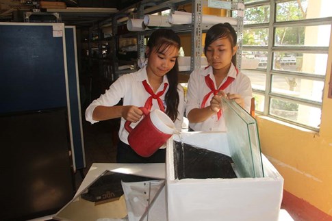 2 nữ sinh lớp 8 chế thiết bị lọc nước mặn thành ngọt bằng năng lượng mặt trời - ảnh 5