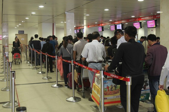 Hành khách làm thủ tục lên máy bay tại sân bay Tân Sơn Nhất, TP.HCM /// Ảnh: Đào Ngọc Thạch