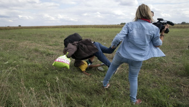 Nhà báo Hungary đá, ngáng chân người tị nạn bị phạt tù 