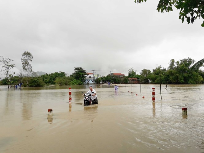 Một tuyến đường bị biến thành sông trong đợt mưa lũ hồi tháng 12.2016 vừa qua. /// Hoàng Trọng