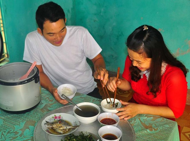 Bữa cơm đạm bạc nhưng đầy hạnh phúc của vợ chồng Nguyệt /// Ảnh: Thanh Lộc