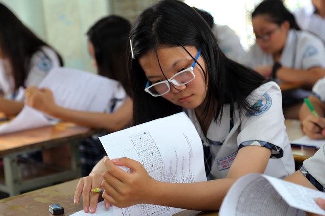 Học sinh lớp 12 Trường THPT Lương Văn Can (TP.HCM) làm bài thi trắc nghiệm môn giáo dục công dân /// Ảnh: Đào Ngọc Thạch