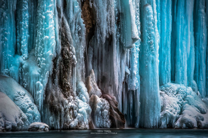 Thác nước đóng băng đẹp mê hồn tại Croatia 