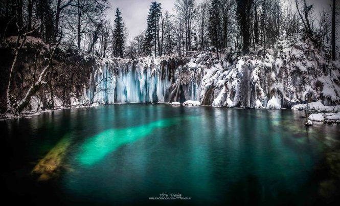 Thác nước đóng băng đẹp mê hồn tại Croatia 