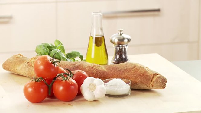 Kết hợp cà chua với dầu ô liu giúp chống viêm tuyệt vời  /// Ảnh: Shutterstock