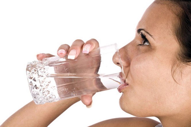 Uống nước nhiều giúp giảm cân nhưng nên ngưng uống trước khi ngủ 1 tiếng /// Ảnh minh họa: Shutter Stock