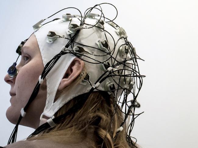 Chiếc mũ có gắn điện cực trong nghiên cứu truyền kiến thức trực tiếp vào não người