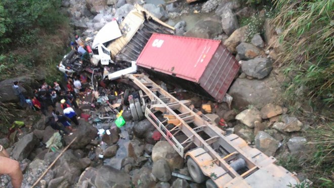 Hai xe tải lao xuống suối lúc sáng sớm ở Lai Châu