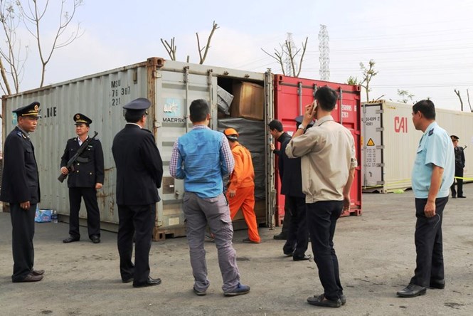 Lực lượng Hải quan Hải Phòng tiến hành phá kẹp chì container nghi chứa lá khát /// Ảnh CTV