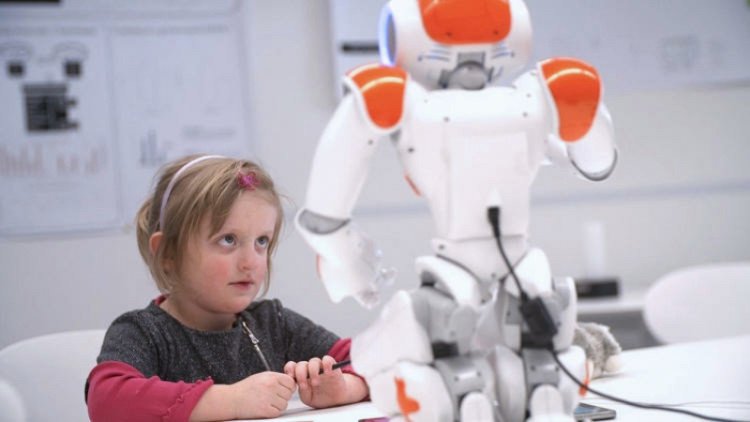 Frey dự đoán rằng robot sẽ đủ thông minh để dạy con người trong 14 năm nữa.