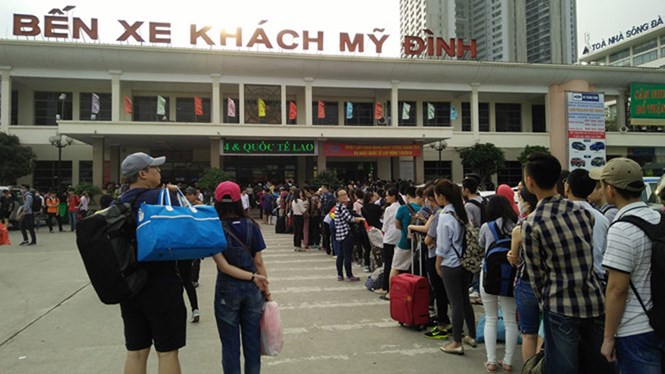 Người dân xếp hàng mua vé về quê tại bến xe Mỹ Đình Hà Nội trong các dịp nghỉ lễ