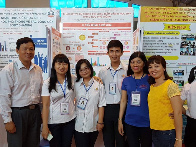 Lý Trần A Khương và Phan Thanh Nhật Trang (giữa) đạt giải 3 cuộc thi Khoa học kỹ thuật học sinh trung học cấp quốc gia