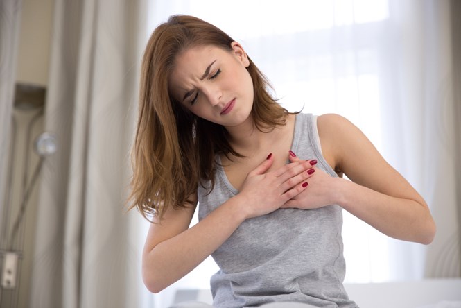 Nhiều phụ nữ mô tả một cơn đau tim như cảm giác thắt chặt, nặng nề, hoặc chèn ép ở ngực /// Ảnh: Shutterstock