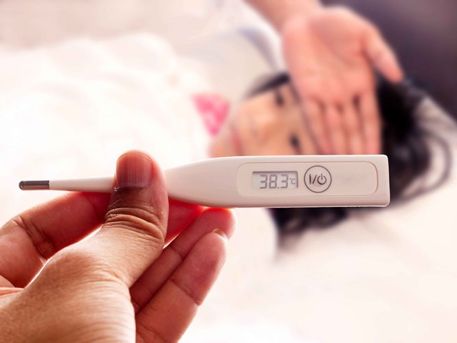 Dùng thuốc hạ sốt đúng liều khi trẻ có biểu hiện sốt cao  /// Ảnh: Shutterstock
