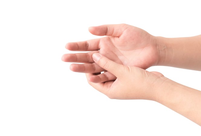 Mát xa ngón tay cũng có thể giảm đau đầu /// Ảnh: Shutterstock