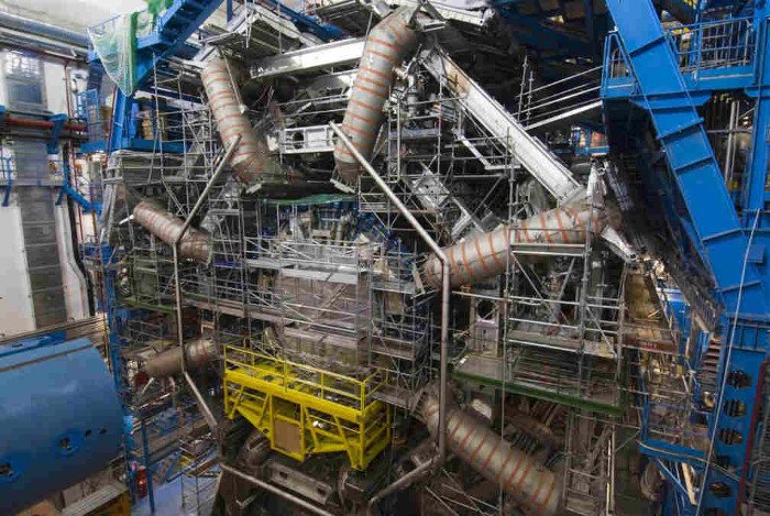 Một nam châm điện siêu dẫn của máy gia tốc hạt Large Hadron Collider.
