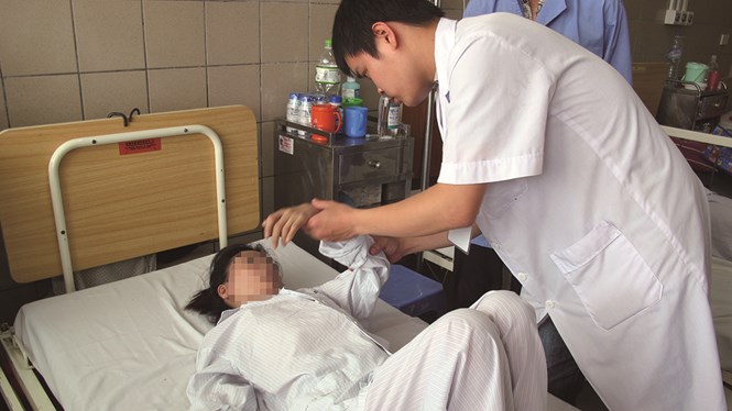 Bệnh nhân điều trị thải độc chì tại Trung tâm chống độc Bệnh viện Bạch Mai /// ẢNH THÚY ANH