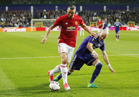 Trên sân nhà, Ibrahimovic (trái) cùng đồng đội đủ sức hạ gục Anderlecht