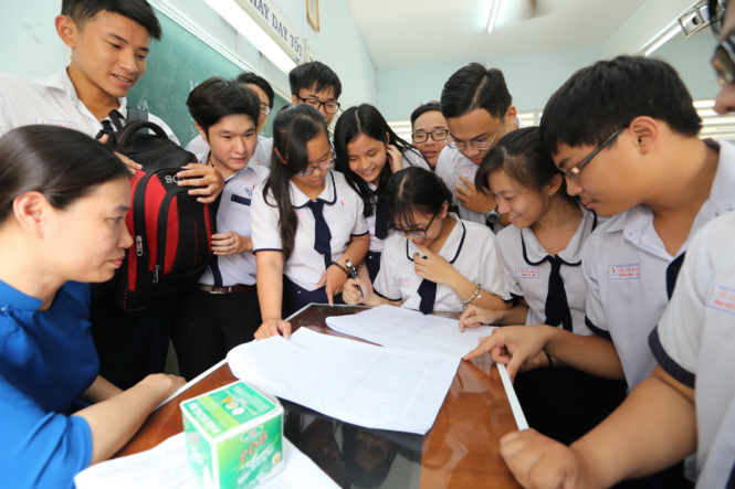 Học sinh Trường THPT Võ Thị Sáu, TP.HCM chỉnh dò hồ sơ trong ngày cuối cùng đăng ký dự thi  /// Ảnh: Đào Ngọc Thạch