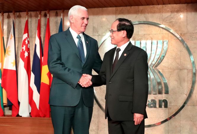 Phó tổng thống Mỹ Mike Pence (trái) gặp Tổng thư ký ASEAN Lê Lương Minh ở Jakarta, Indonesia /// AFP