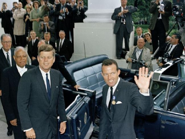 Phi hành gia NASA Gordon Cooper (phải), đứng bên cạnh cố Tổng thống Mỹ John F. Kennedy.