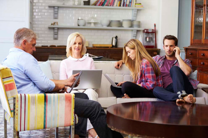 Đối mặt với áp lực tài chính, nhiều người trẻ Mỹ trở về tổ ấm gia đình /// Ảnh: Shutterstock