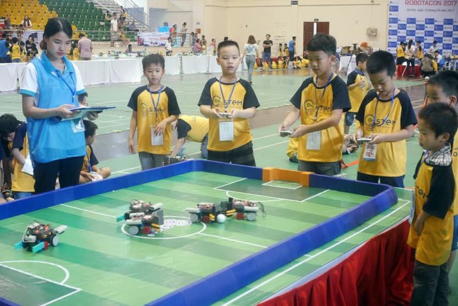 200 học sinh tham gia cuộc thi tài năng Robot