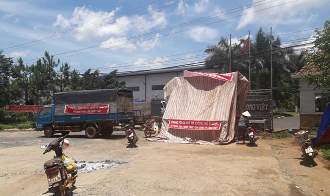 Dân dựng lều, dùng xe chặn cổng Cty gây ô nhiễm môi trường