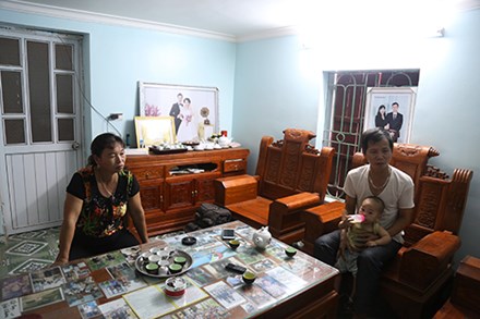 Vợ chồng ông Chấn trong ngôi nhà mới khang trang