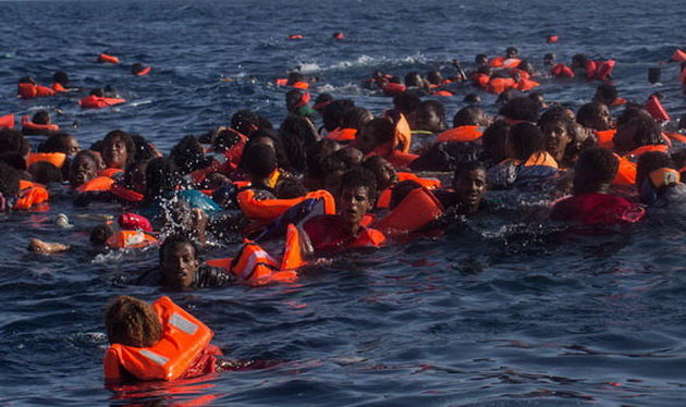 Kinh hoàng tàu lật, 200 người rơi xuống Địa Trung Hải 