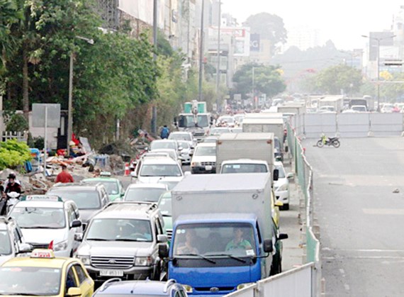 Tuyến đường Trường Sơn vào sân bay Tân Sơn Nhất thường xuyên ùn ứ các phương tiện giao thông      Ảnh: HỒNG PHƯƠNG