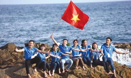 Sinh viên với biển, đảo Tổ quốc tại đảo Cô Tô, Quảng Ninh năm 2016.