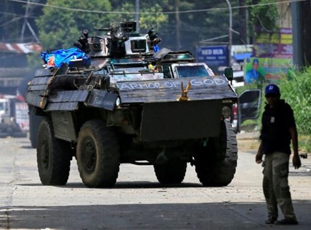 Xe bọc thép chở quân của quân đội Philippines Amai Pakpak, Marawi. Ảnh: Reuters