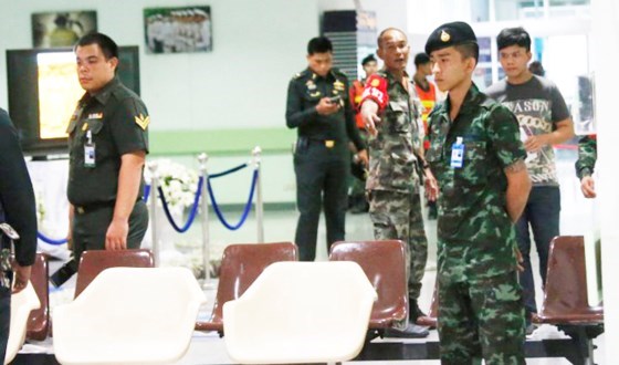  Binh sĩ và cảnh sát tại hiện trường vụ đánh bom Bệnh viện Phramongkutklao. Ảnh AP