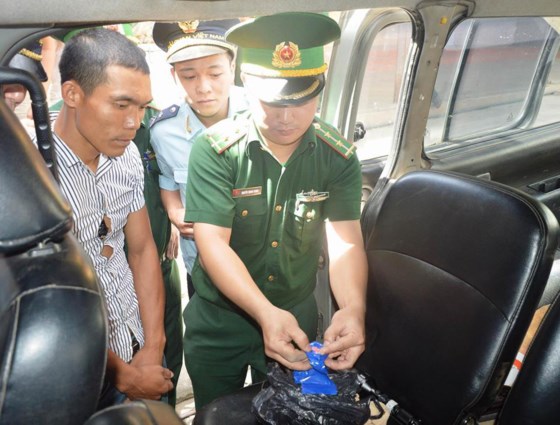 Vận chuyển gần 4.000 viên ma túy tổng hợp từ Lào vào Việt Nam tiêu thụ ảnh 1