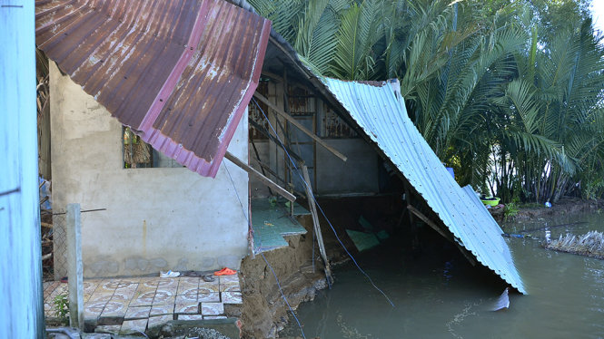 5 căn nhà tại TP.HCM bị cuốn xuống sông trong đêm 