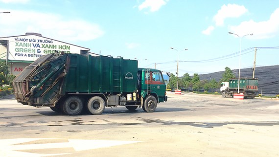 Xe vận chuyển rác về Khu liên hợp xử lý chất thải rắn Đa Phước     Ảnh: Kiều Phong