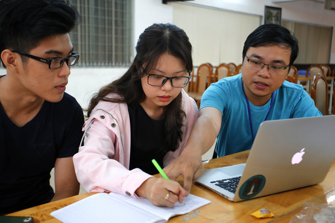 Học sinh Trường THPT Gia Định (TP.HCM) xem thông tin điều chỉnh nguyện vọng tại trường /// Ảnh: Ngọc Dương