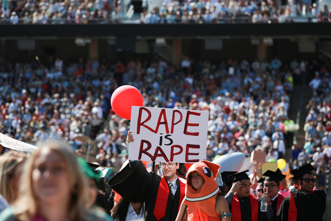 Sinh viên biểu tình phản đối tấn công tình dục tại Đại học Stanford, Mỹ, năm 2016. Ảnh minh họa /// Reuters
