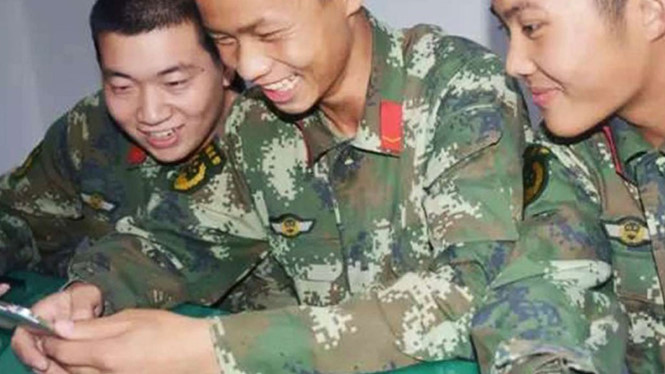 Binh sĩ Trung Quốc được phép sử dụng smartphone trong doanh trại /// Ảnh: chụp màn hình SCMP