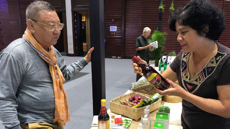 Doanh nhân Thái Lan tìm hiểu sản phẩm VN tại hội chợ - Ảnh: L.NAM