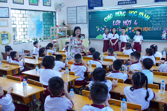 Học sinh lớp 1 Trường tiểu học Hồng Hà (TP.HCM) làm quen với môi trường học tập mới trong ngày 14.8 /// Ảnh: Đào Ngọc Thạch