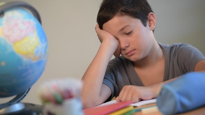 Trẻ mệt mỏi kéo dài có thể liên quan đến một số vấn đề như: thiếu máu, rối loạn hấp thu, đau đầu, trầm cảm. /// Shutterstock