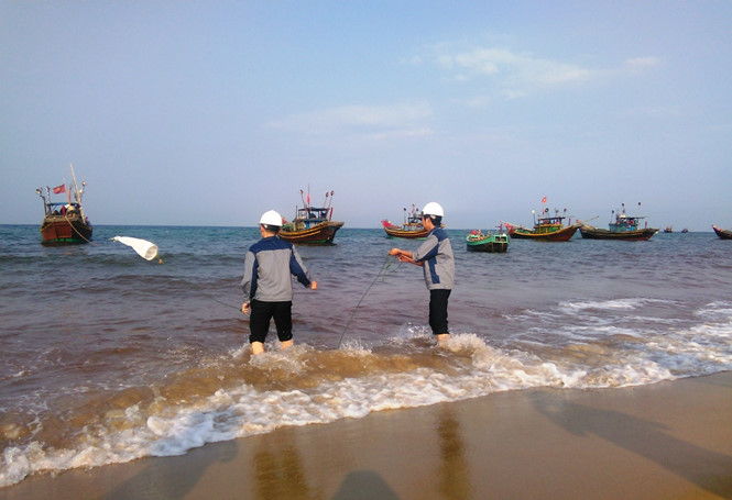 Lấy mẫu nước biển bị chuyển màu đỏ đục ở Quảng Bình, đem đi xét nghiệm, tháng 5.2016 /// Ảnh: Nam Hải