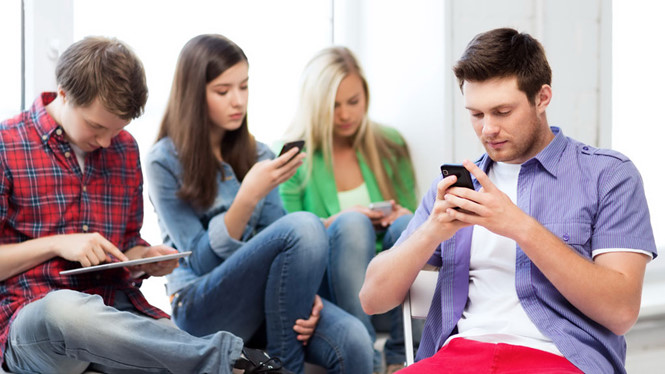 Giới trẻ sử dụng smartphone, mạng xã hội quá nhiều có nguy cơ bị trầm cảm /// Ảnh: AFP