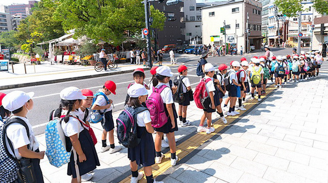 Trẻ em Nhật tự đi học có hội phụ huynh trông chừng - Ảnh 1.