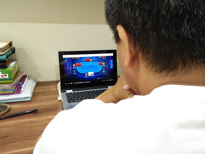 Một người chơi đang đốt tiền vào trò đánh bạc online /// ẢNH: M.P