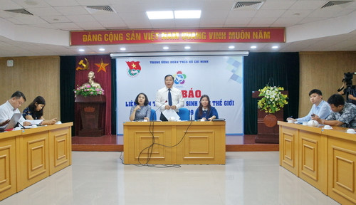 Anh Nguyễn Phi Long -giới thiệu đoàn đại biểu Việt Nam tham dự Liên hoan Thanh niên, Sinh viên thế giới lần thứ 19  với các cơ quan thông tấn báo chí /// Ảnh: Doanthanhnien.vn